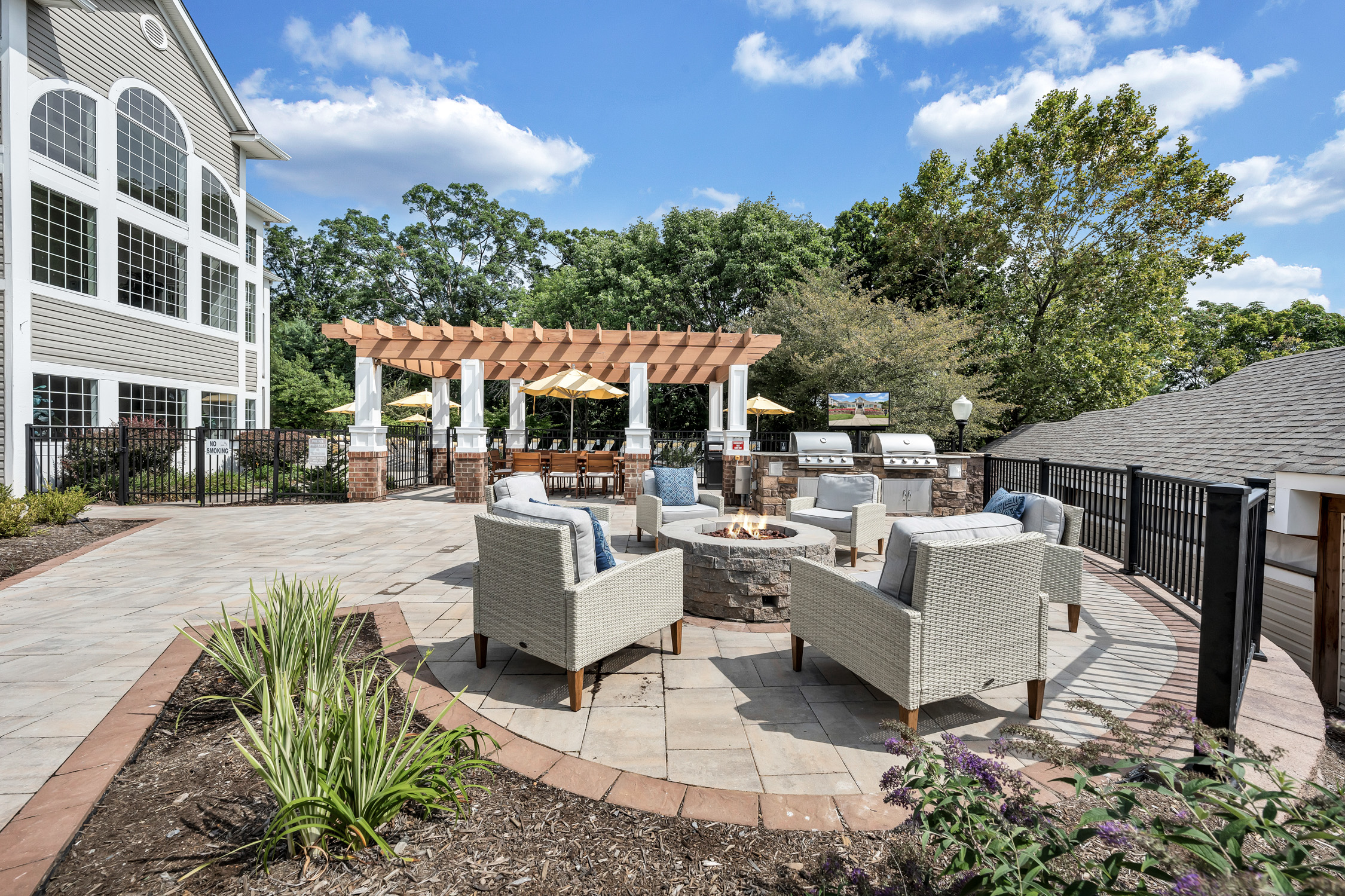 Grill area at Sunscape Apartments (2 of 3)