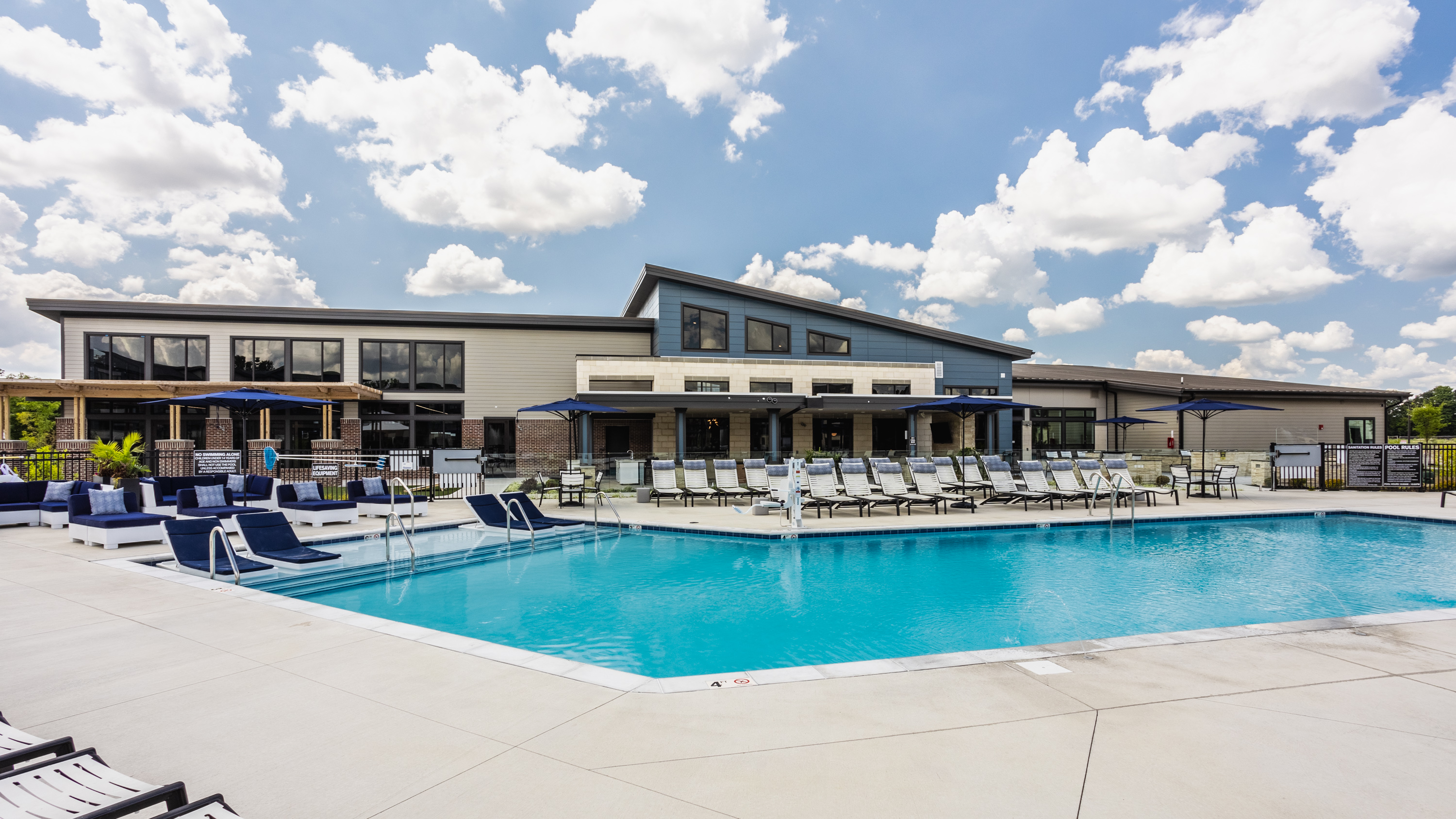 Pool at Upper Vue Flats (2 of 4)