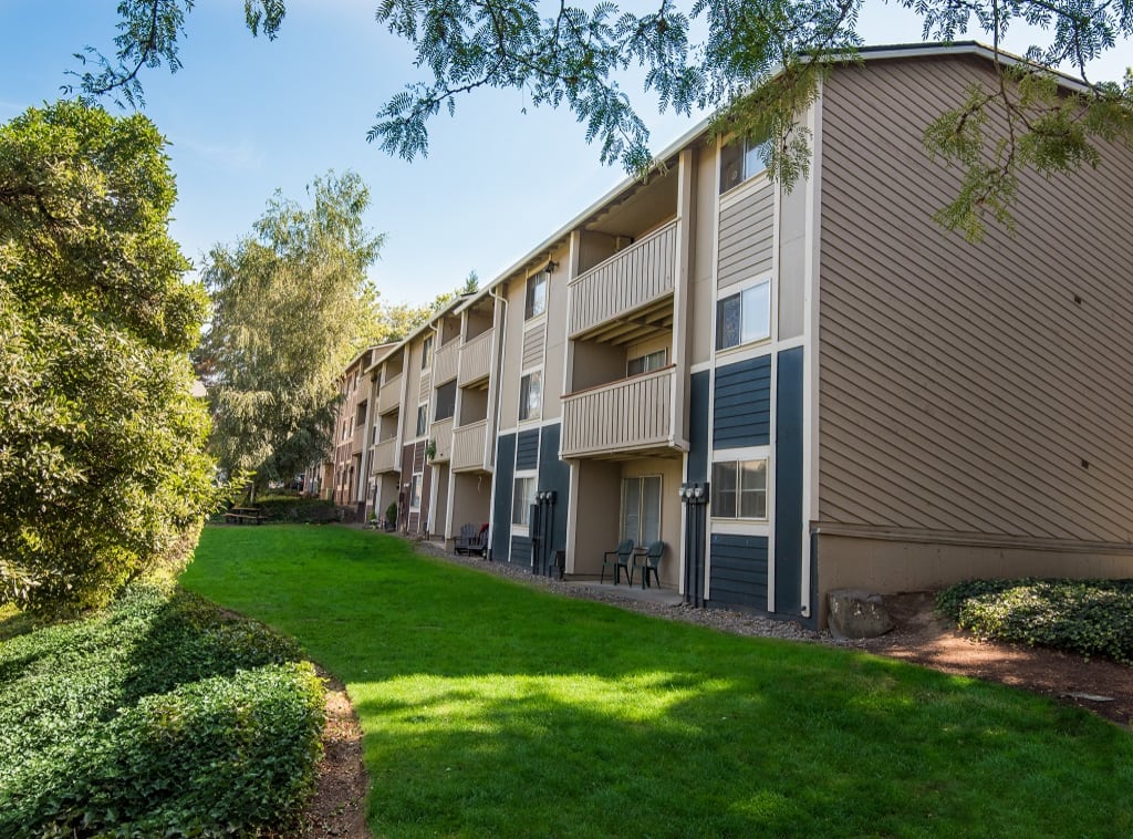 Rolling Hills Apartments in Tualatin, OR