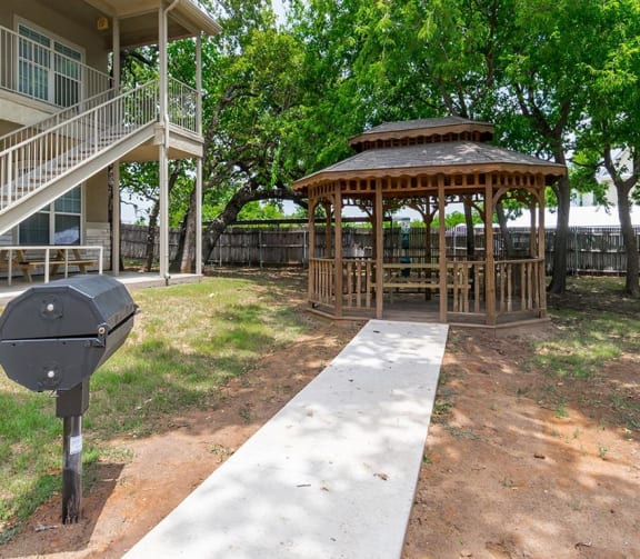 Residences at Holly Oaks Apartments in Weatherford, TX