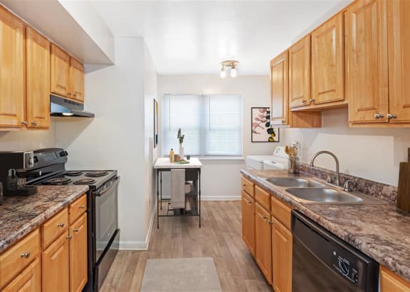 Fully Equipped Kitchen at Rivers Landing Apartments, PRG Real Estate, Hampton