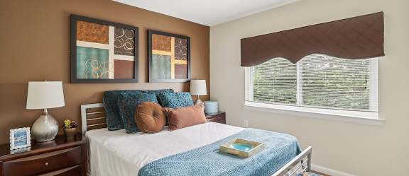 Living room area decor at Andrews Ridge Apartments, Suitland, Maryland