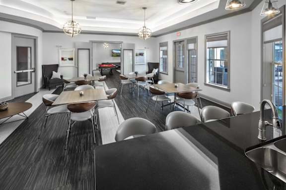 525 Avalon Park | Luxury Apartments with Garages in Orlando