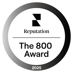 a white circle with a logo for the 800 award