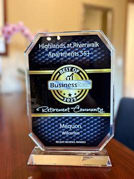 An award plaque for Highlands at Riverwalk Apartments 551 in Mesquon, Wisconsin.