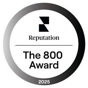 A black and white image of a badge for the 800 award given by Reputation in 2025.