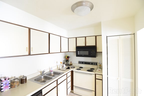Spinnaker Court Apartments in Indianapolis IN