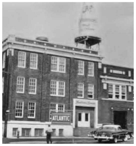 a black and white photo of a building