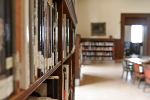 the library is filled with books on the shelves