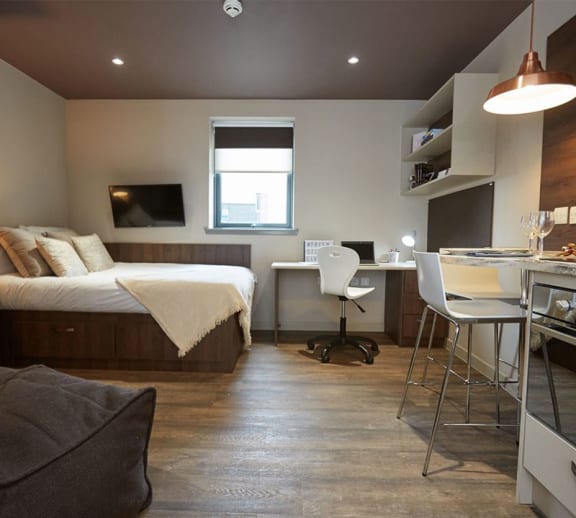 Student near University of Glasgow Woodside House