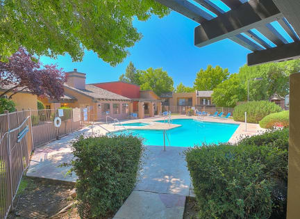 Huge Swimming Pool With Hot Tub at Eagle Point Apartments, Albuquerque, New Mexico
