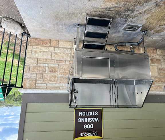 A sign on a wall that says "NO PARKING ANYTIME".