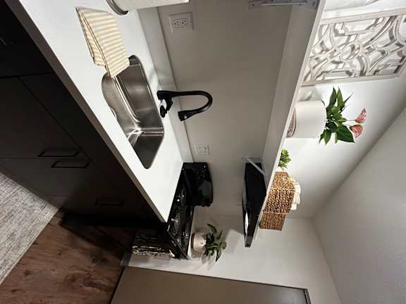 1060 Bishop kitchen sink