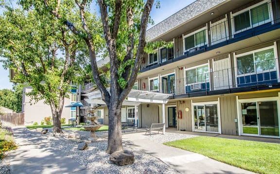 Community Courtyard at Woodland Crossing , California, 95695