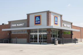 Aldi grocery store near WH Flats luxury apartments in south Lincoln NE 68516