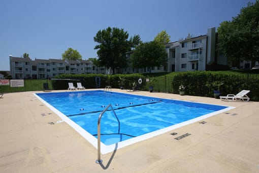 Large Outdoor Pool Georgetowne Apartments Omaha, NE