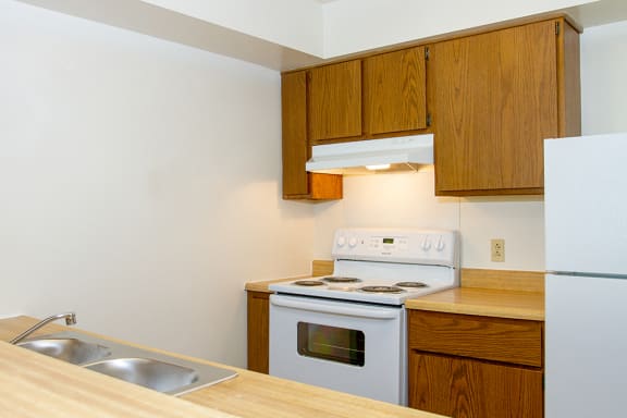 Apartment Kitchen at Cambridge Square Chesapeake