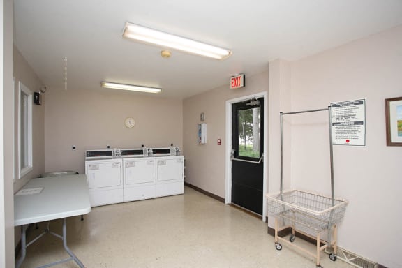 Building Laundry Center at Cambridge Square Chesapeake