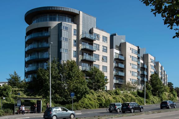 a large building with cars parked in front of it