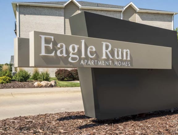 Monument sign for Eagle Run Apartments in northwest Omaha 68164