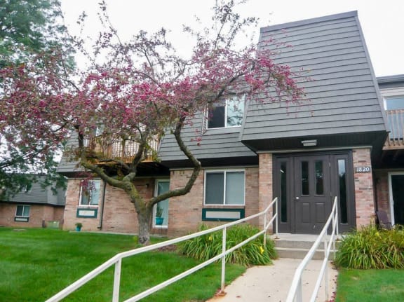 Beautiful grounds at Hamilton Trace Apartments in Okemos, MI