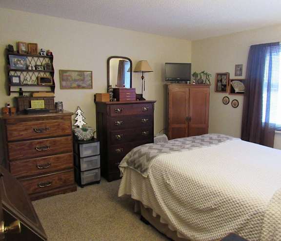 comfortable bedroom apartment forest lake MN