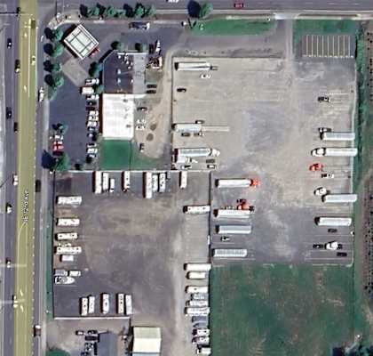 an overhead view of a campsite with a parking lot and grassy area