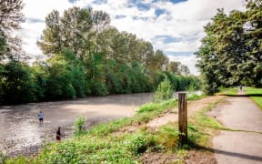 Sumner Apartments - The Retreat Apartments - Adjacent Trail and Puyallup River