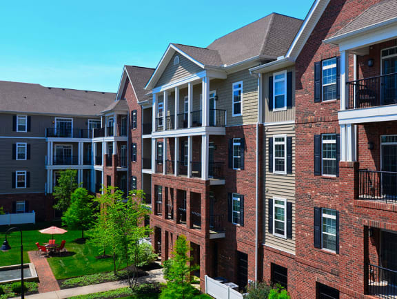 Stylishly designed urban apartments at Strathmoor Apartments , Ohio