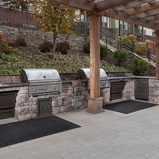 A patio with a grill and a pergola at 2000 West Creek Apartments in Richmond, Virginia