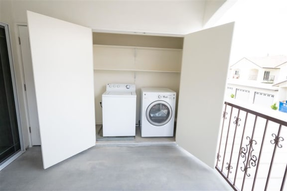 Onsite Laundry Room at Dominion Courtyard Villas, California, 93720