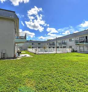 the preserve at ballantyne commons apartment community yard and building