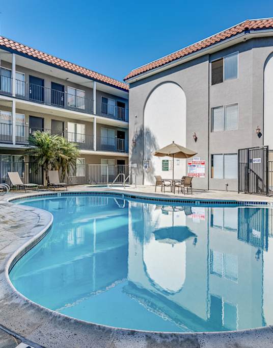 the swimming pool at the crossings at camelback apartments