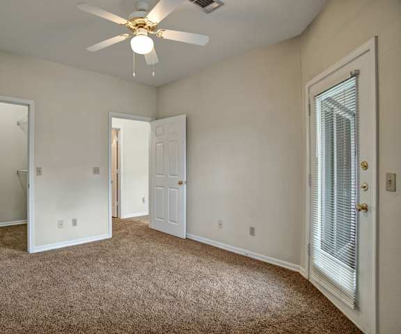 Lincoln Villas on Memorial Bedroom