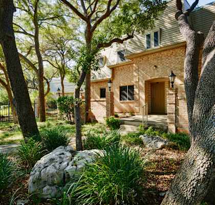Modern Yet Classic Design at Le Montreaux Apartments, Austin, TX