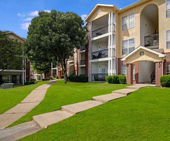  Lincoln Villas on Memorial Court Yard
