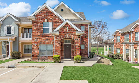 Exterior brick building at Ironwood Crossing Apartments and Townhomes in Fort Worth TX