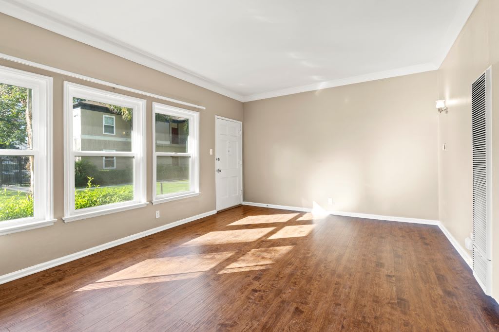 Photos and Video of Baldwin Manor and Windsor Manor Apartments in Los