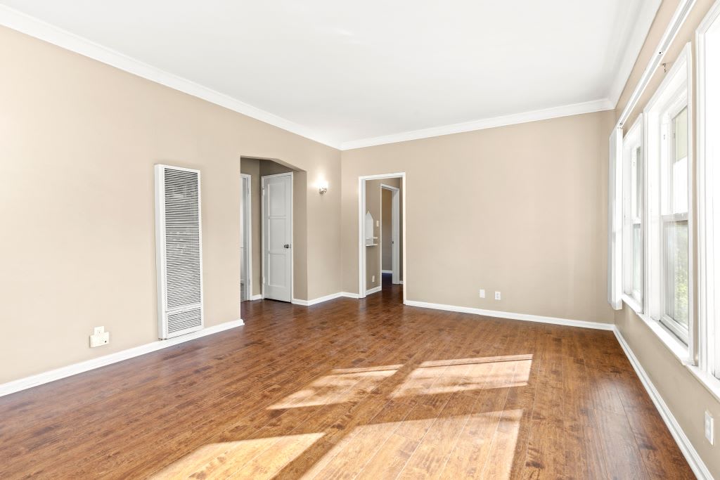 Photos and Video of Baldwin Manor and Windsor Manor Apartments in Los