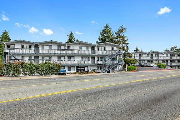 Exterior Landscape at Kentwood Apartments, Kent