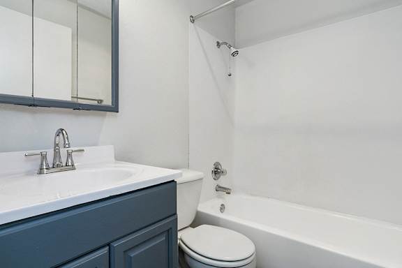 Bathroom With Bathtub at Kentwood Apartments, Kent, WA, Washington