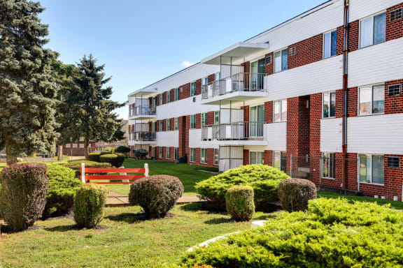 Washington Court offers one and two bedrooom homes, in a professionally landscaped setting.