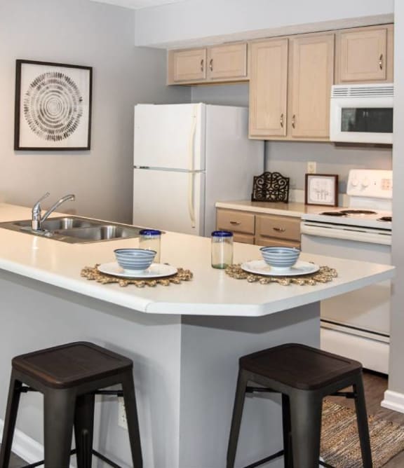 Fully equipped kitchen with breakfast bar