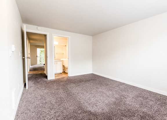 Tacoma Apartments - Sienna Apartments - Master Bedroom and Master Bath