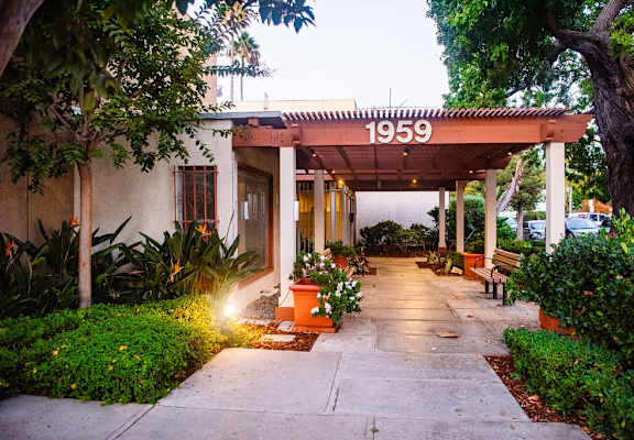 A house with the number 1959 on the roof.