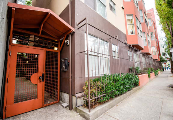 Ellis Court Apartments in Seattle WA 2 Blocks to Waterfront