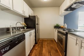 Renton Apartments - The Aviator Apartments - Kitchen