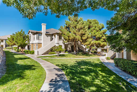 the preserve at ballantyne commons apartments walking paths and lawns