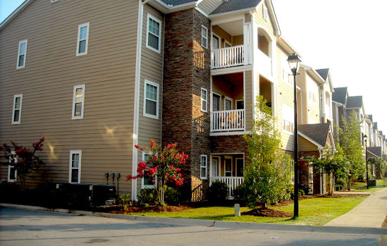 the well-kept exterior and lush landscaping at Lumpkin Park Apartments in Columbus