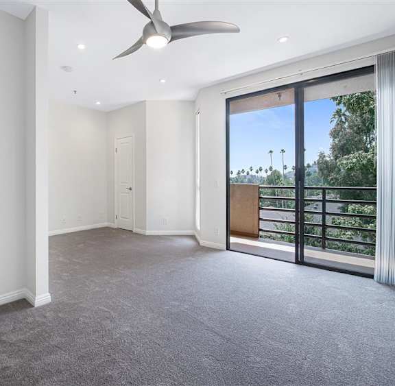 Live In Cozy Bedrooms at Hollywood Vista, California